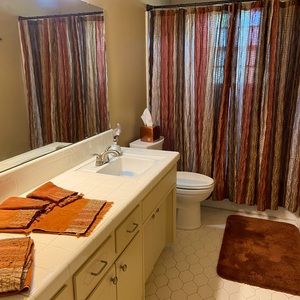 Complete Bath! Curtains, rugs, towels and more!